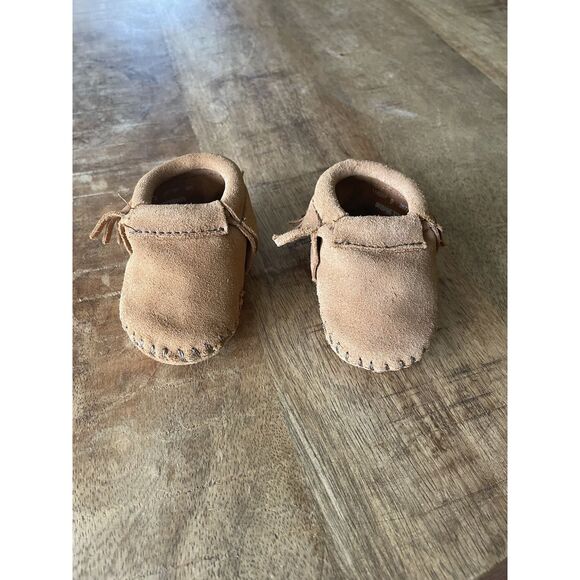Minnetonka Baby Moccasins Size 0 Brown Suede Fringe Soft Sole Crib Shoes - Picture 1 of 6